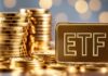 Fyzické zlato vs. Zlatá ETF (Xetra-Gold / GLD): Kde jsou skryté poplatky, DPH a daňové pasti? Zlato a ETF. Zdroj: Adobe Stock