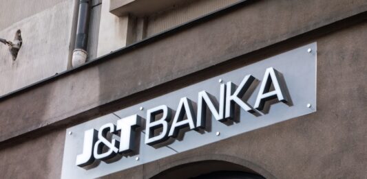 J&T Bance klesl v pololetí čistý zisk o 11 procent na 3,6 miliardy korun J&T Banka. Zdroj fotky: Adobe Stock
