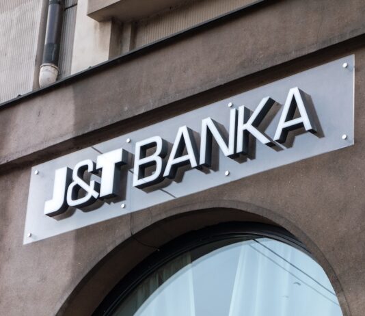 J&T Bance klesl v pololetí čistý zisk o 11 procent na 3,6 miliardy korun J&T Banka. Zdroj fotky: Adobe Stock