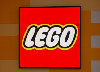 Zisk Lega díky produktům souvisejícím s fotbalovým mistrovstvím stoupl o 32 pct Logo - Lego