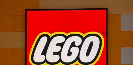 Zisk Lega díky produktům souvisejícím s fotbalovým mistrovstvím stoupl o 32 pct Logo - Lego