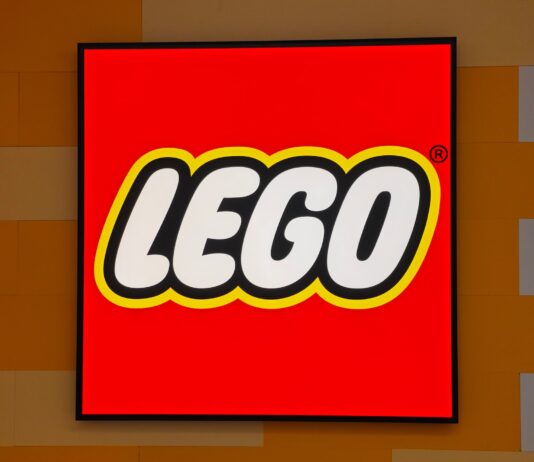 Zisk Lega díky produktům souvisejícím s fotbalovým mistrovstvím stoupl o 32 pct Logo - Lego