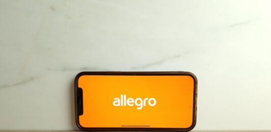 Allegro má za druhé čtvrtletí vyšší tržby i zisk, růst zrychluje i v Česku Allegro