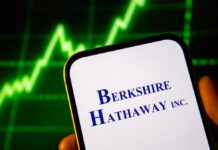 Berkshire Hathaway akcie (Třída A vs. Třída B) a strategie Warrena Buffetta: Proč gigant drží rekordní hotovost a jak kopírovat jeho portfolio? Berkshire Hatway