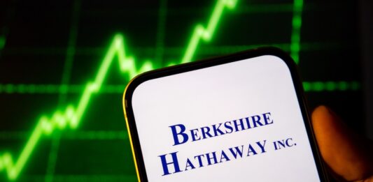 Berkshire Hathaway akcie (Třída A vs. Třída B) a strategie Warrena Buffetta: Proč gigant drží rekordní hotovost a jak kopírovat jeho portfolio? Berkshire Hatway
