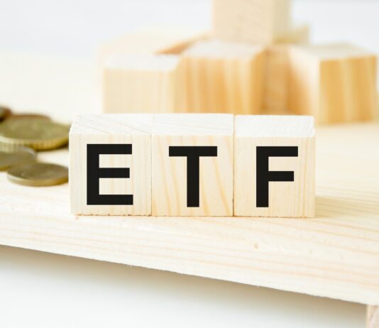 Stock picking vs. Indexové ETF: Matematický důkaz, proč výběr jednotlivých akcií dlouhodobě prohrává s trhem ETF