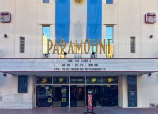 Paramount se dohodl na urovnání žaloby bránící převzetí rivala Warner Paramount