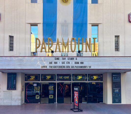 Paramount se dohodl na urovnání žaloby bránící převzetí rivala Warner Paramount