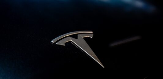 Skupina pro bezpečnost v dopravě vyzvala EU, aby odmítla asistenční systém Tesly Tesla
