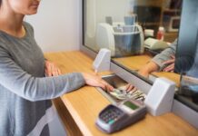 Měnový kurz USD/CZK a EUR/CZK v praxi: Jak pohyby měn skrytě ovlivňují výnosnost vašich zahraničních akcií a ETF? směna. Zdroj fotky: Adobe Stock