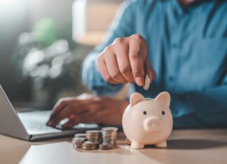 Investování firemních peněz: Proč se nákup akcií a ETF přes s.r.o. často nevyplatí a jak správně vyvést kapitál na fyzickou osobu? Investování
