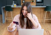 Fintechová firma Revolut by na burzu vstoupila nejraději v USA, řekl její šéf Revolut karta. Zdroj fotky: Adobe Stock