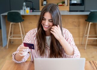 Fintechová firma Revolut by na burzu vstoupila nejraději v USA, řekl její šéf Revolut karta. Zdroj fotky: Adobe Stock