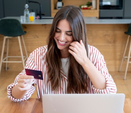 Fintechová firma Revolut by na burzu vstoupila nejraději v USA, řekl její šéf Revolut karta. Zdroj fotky: Adobe Stock